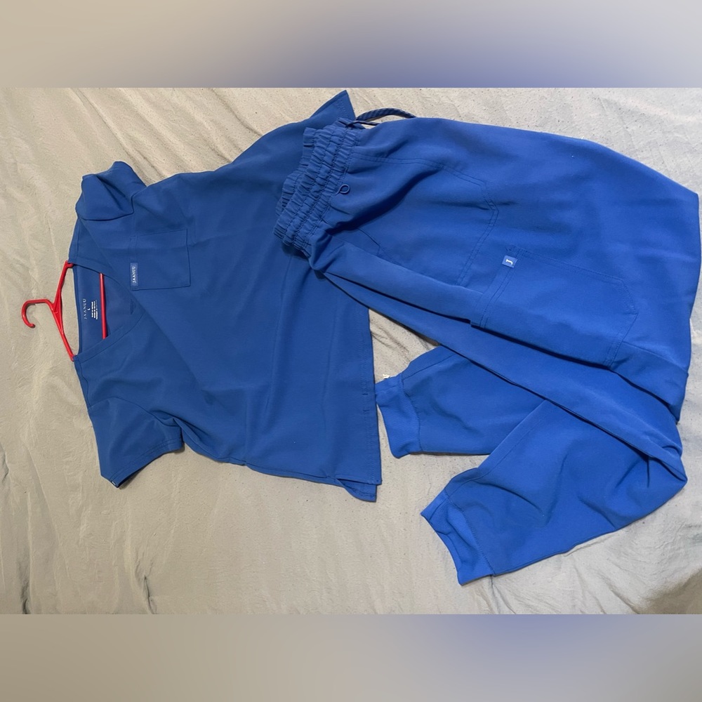 Jaanuu scrub set